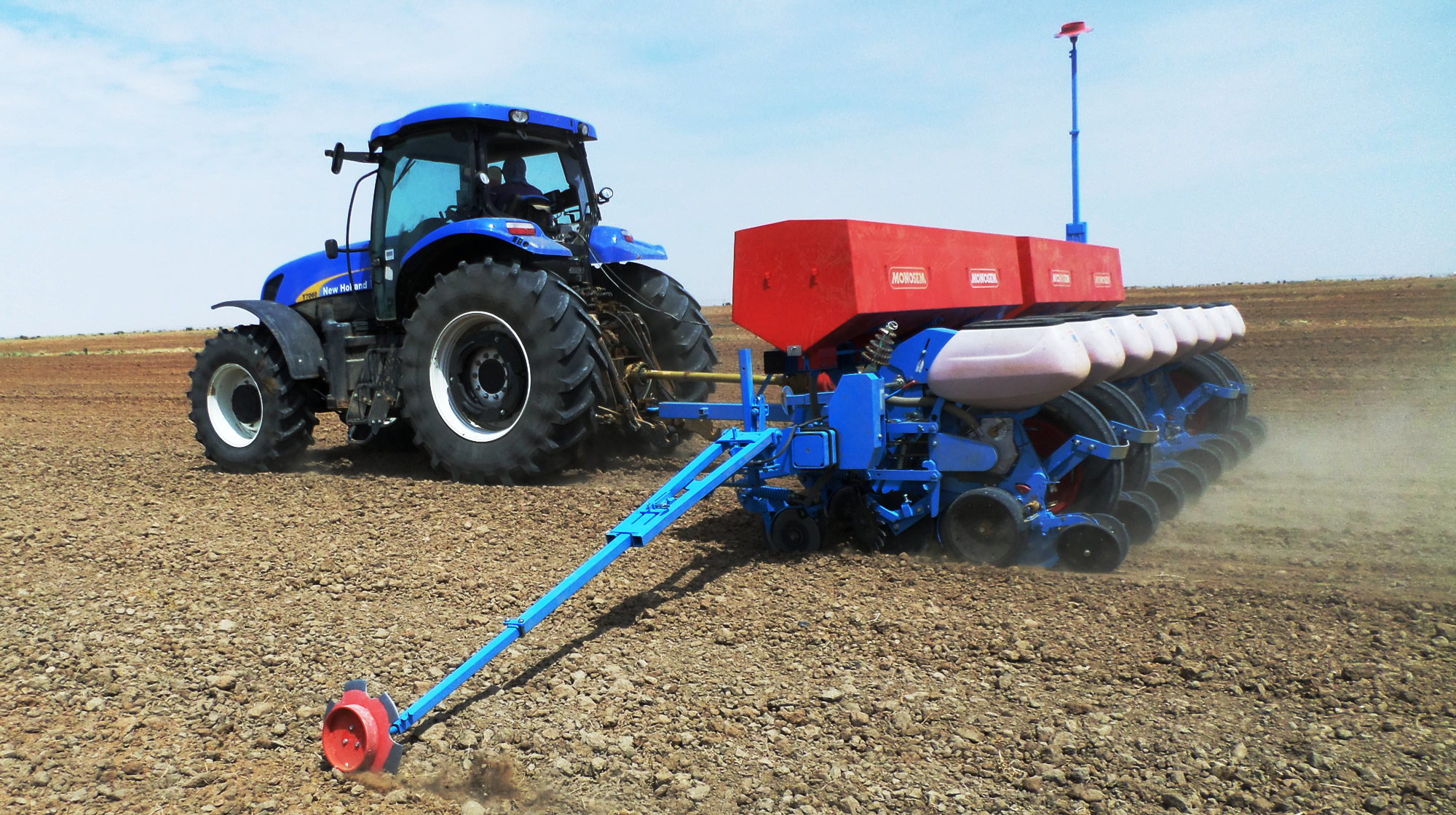 Tracteur Avec Les Grains Organiques D'usine Semoir Dans L'antenne Agricole  De Champ De Poussière Banque De Vidéos - Vidéo du cordon, maïs: 168869952